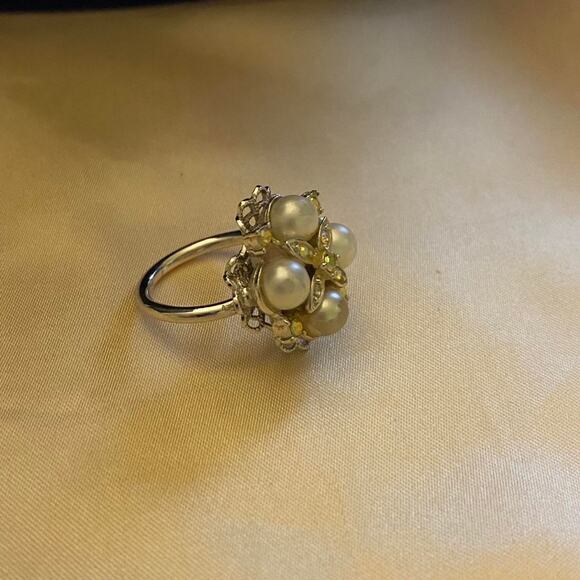 Vintage Sarah Coventry Camelot Pearls and AB Crystals Ring Silver Tone Sz 6 - Picture 3 of 8